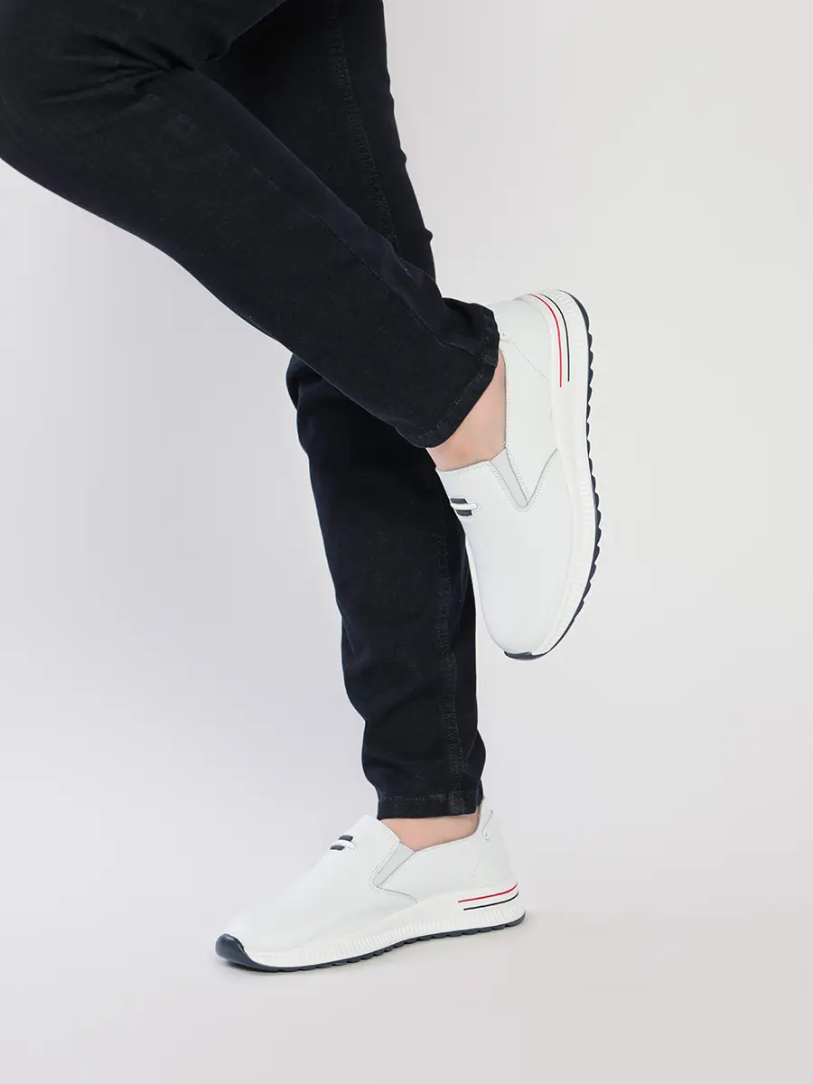 Туфли  белого цвета с эластичными вставками